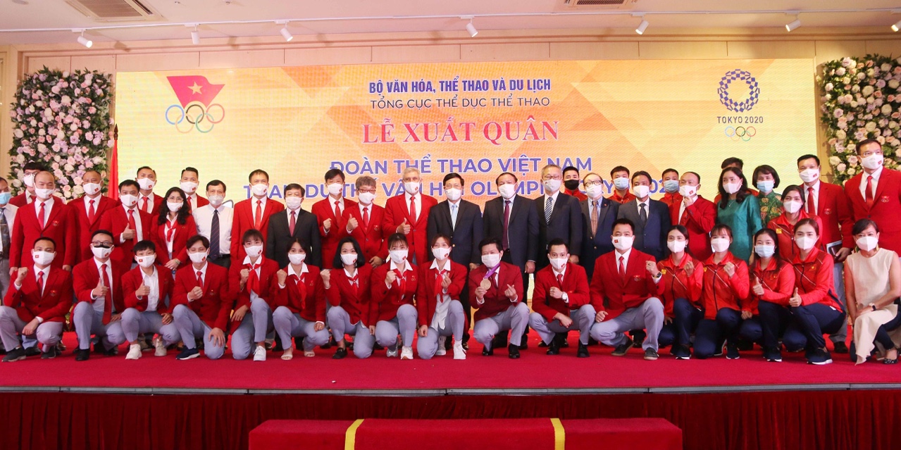 Các đại biểu chụp ảnh lưu niệm với Đoàn Thể thao Việt Nam